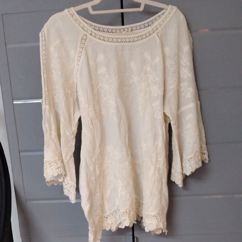 1x Solitaire Top. Flared Sleeves. Vintage Looking